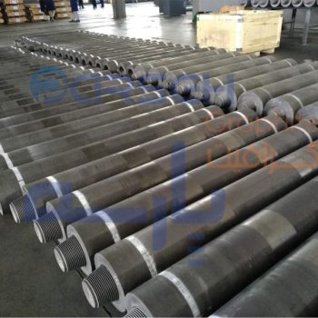 الکتـرودهاى گرافیـتى خالص با دانسـیته 1.70 در مـدل هاى HP (high power)(توان بالا) و UHP (ultra high power) (توان بسیار بالا) جهت استفاده در کوره هاى قوس الکتریکى و کوره هـاى ذوب فولاد سـازى در تمامى ابعاد ها به همراه نیپل )سر الکترود) ارائه مى گردد